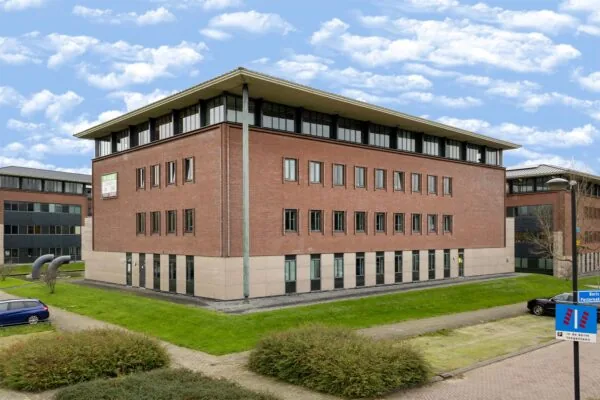 Kantoorgebouw aan de Boris Pasternaklaan met rode bakstenen gevel en moderne architectuur.